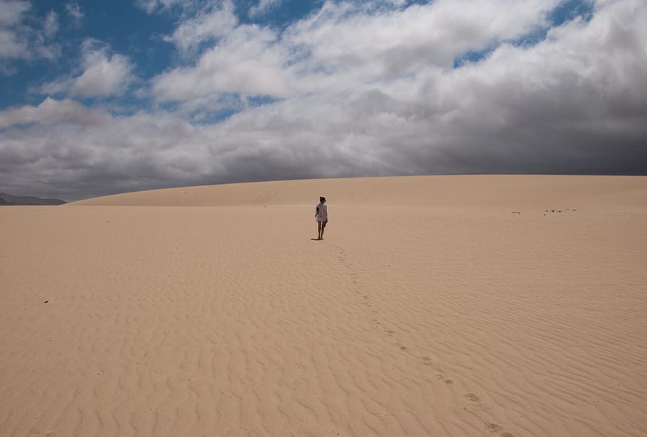 man walking dessert under blue sky, sultriness, desert, summer, HD wallpaper