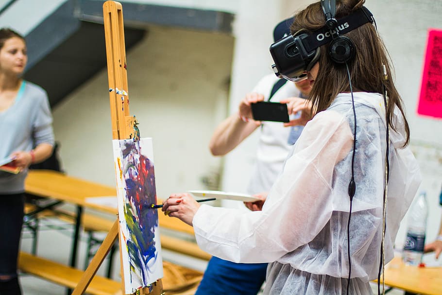woman doing painting during daytime, woman wearing virtual reality headset while painting during daytime HD wallpaper