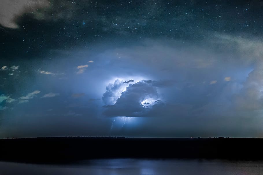 thunder lightning on clouds, body of water under gray sky during nighttime HD wallpaper