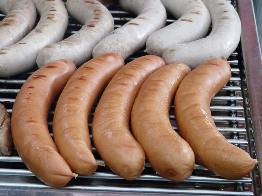 sausage grilling on grill, Barbecue, red sausage, white sausage, HD wallpaper
