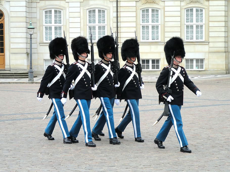 officers marching in front of grey building, guards, amalienborg HD wallpaper
