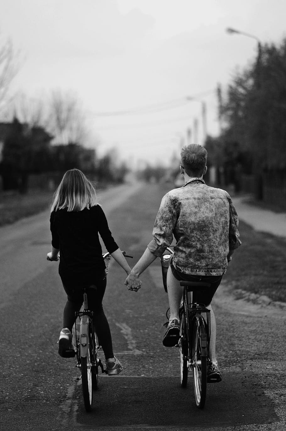Lovers bike ride, man and woman biking while holding hands, couple, HD wallpaper