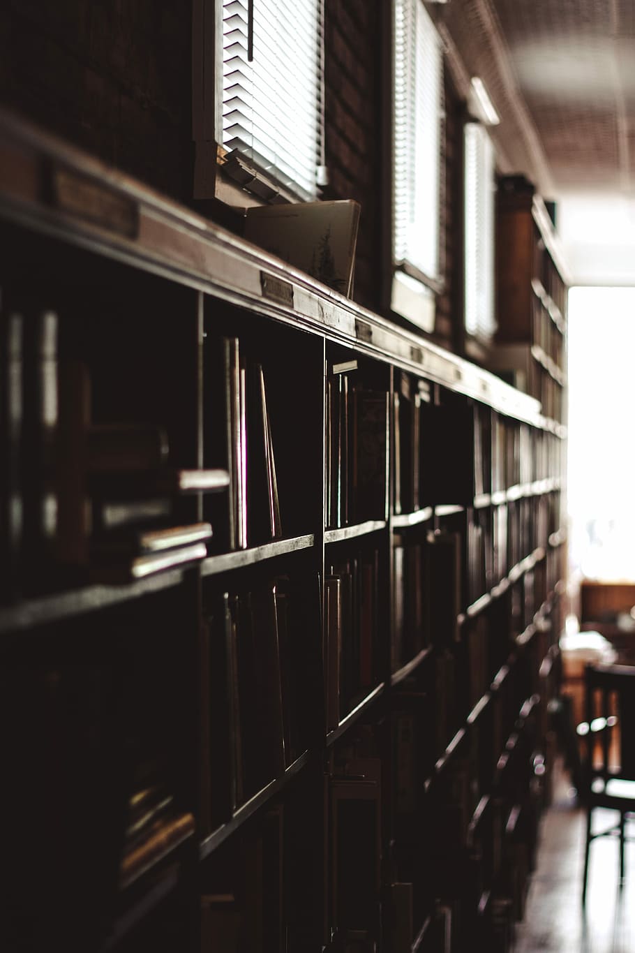 photo of brown wooden bookcase in room, focus photography of book shelf, HD wallpaper