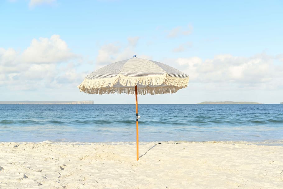 white umbrella on seashore, white patio umbrella on white sand near seashore HD wallpaper