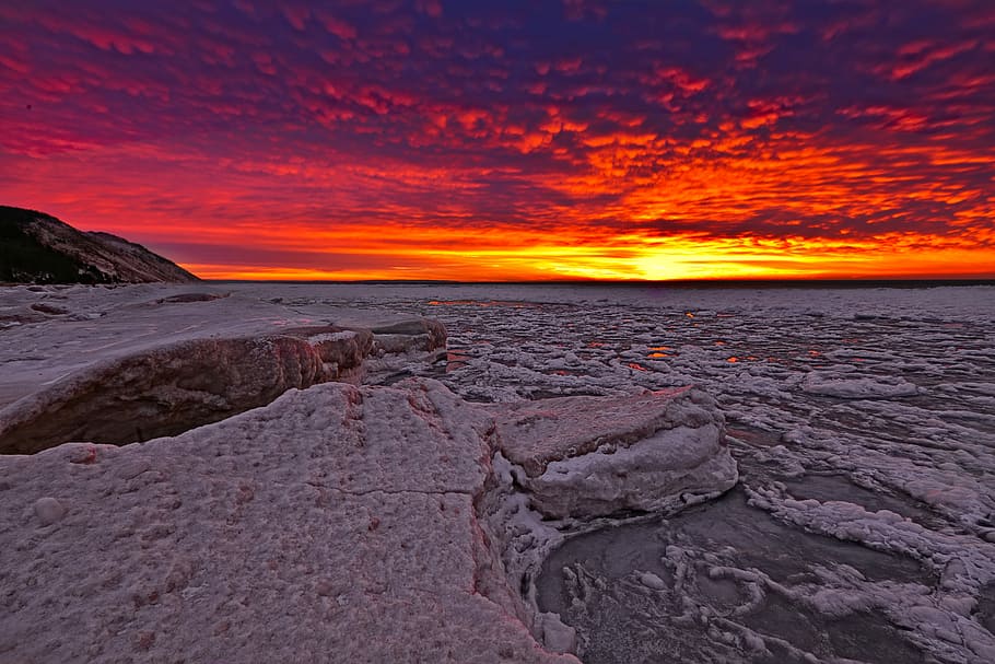 land with snow under golden hour, icy land under orange sky, sunset HD wallpaper