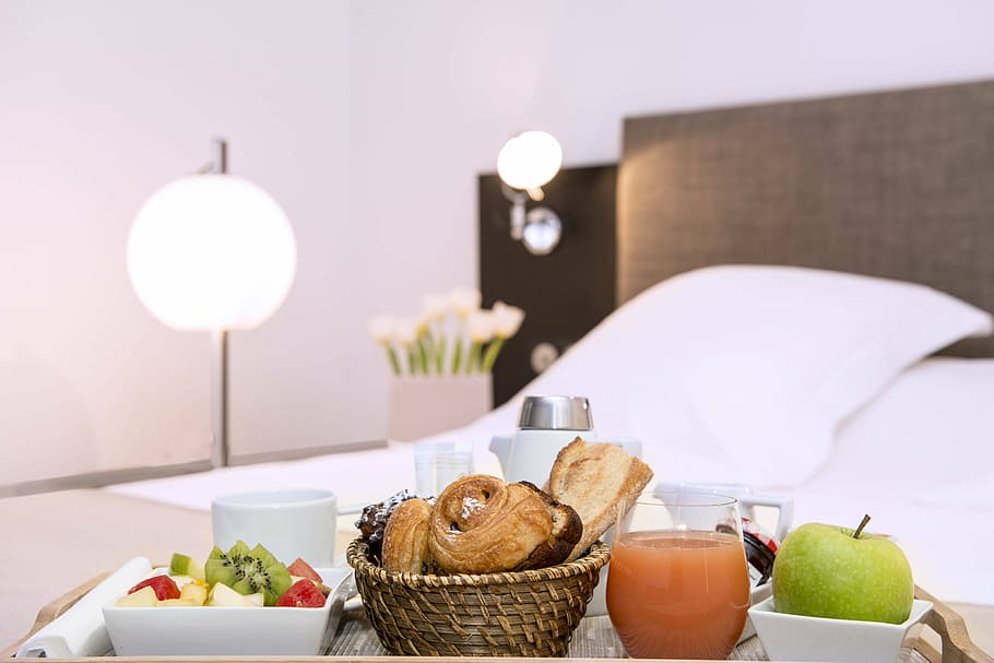 breads and fruits on brown bed serving tray on bed near table lamp, HD wallpaper