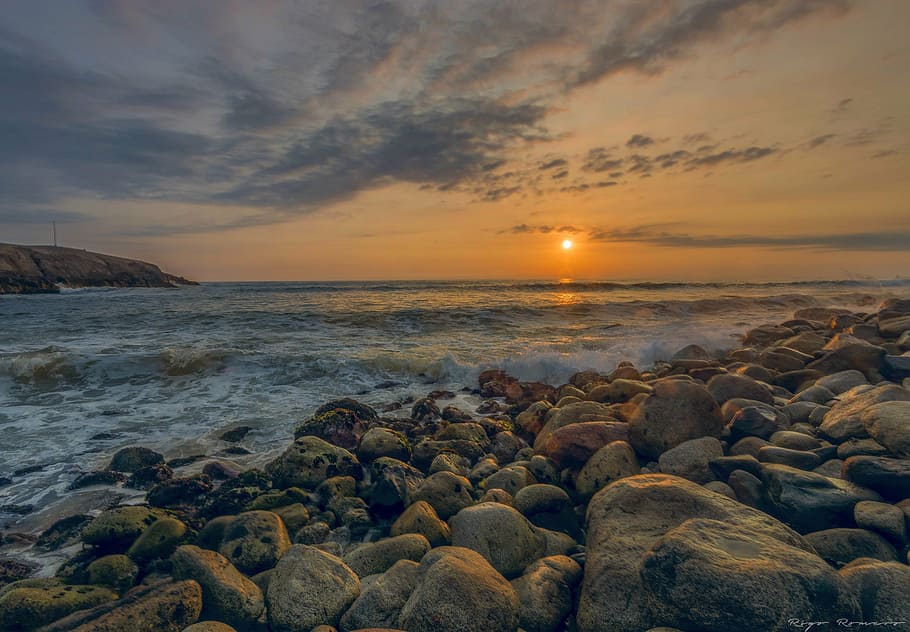 seawaves on rocks during golden hour, sunset, sky, summer, calm HD wallpaper