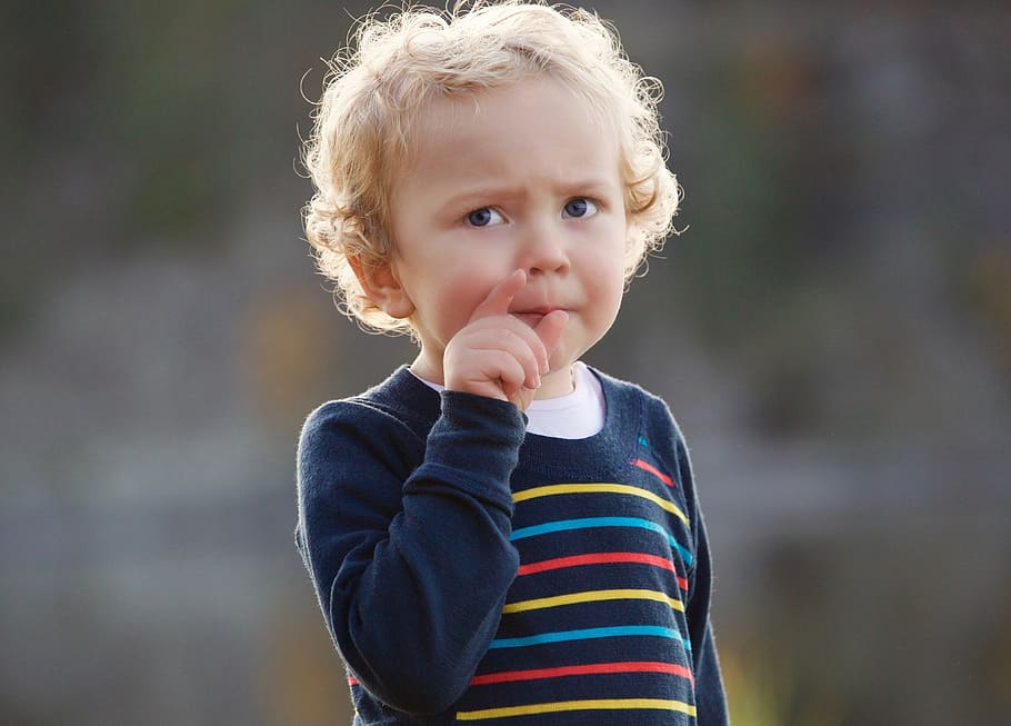 boy wearing black, blue, and yellow striped long-sleeved top HD wallpaper