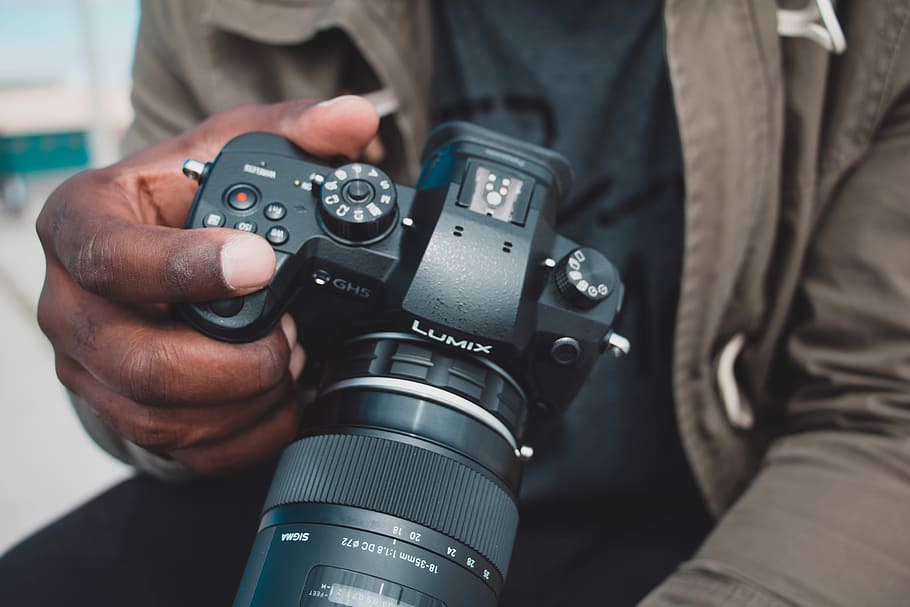 Holding a GH5, person holding black Lumix DSLR camera, lens, hand HD wallpaper