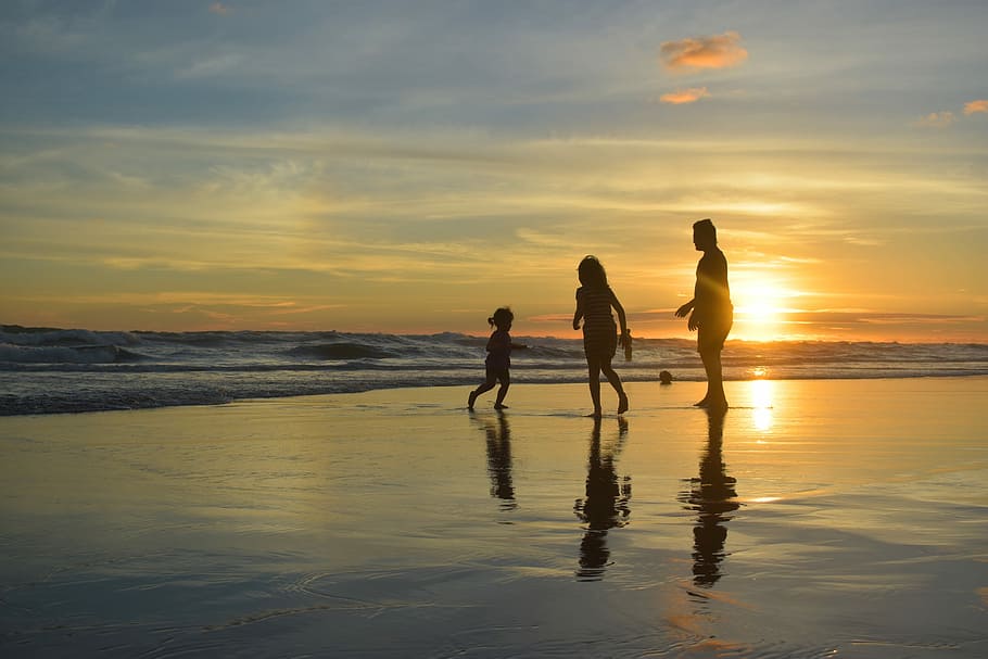 silhouette of family on beach, sunset, dusk, happiness, vacation HD wallpaper