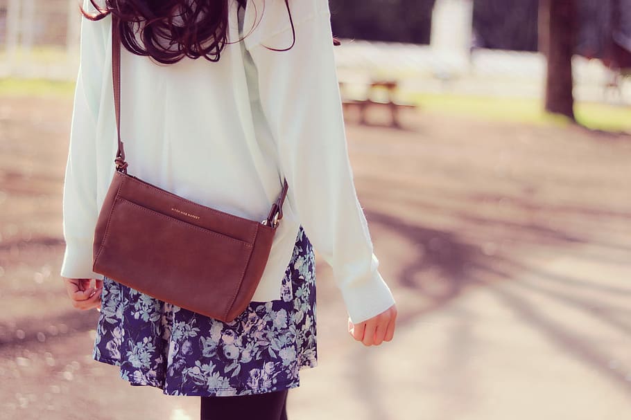 tilt shift lens woman in white long sleeve cardigan with brown leather crossbody bag HD wallpaper