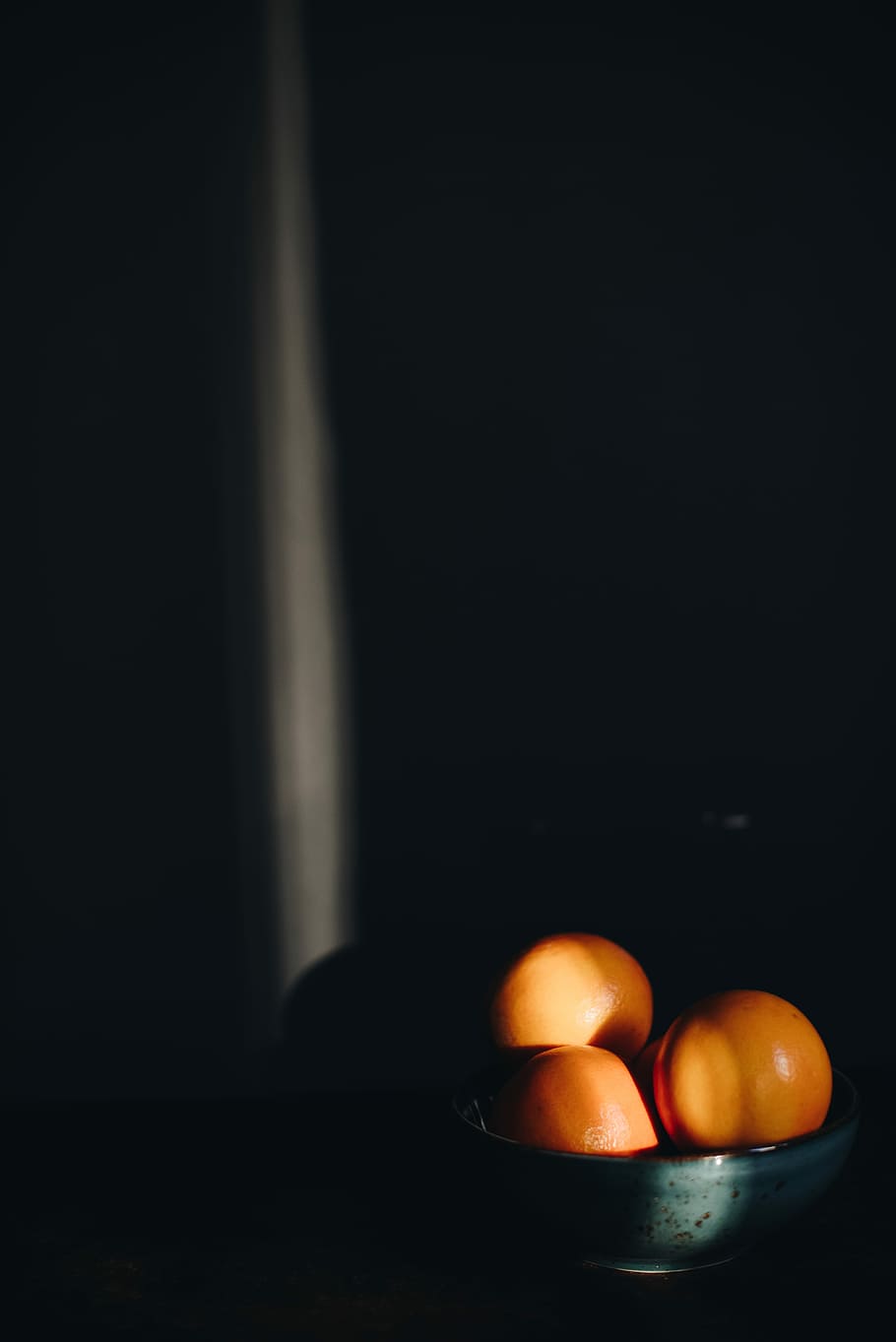 three orange citrus fruits with bowl, oranges on blue bowl, sunlight HD wallpaper
