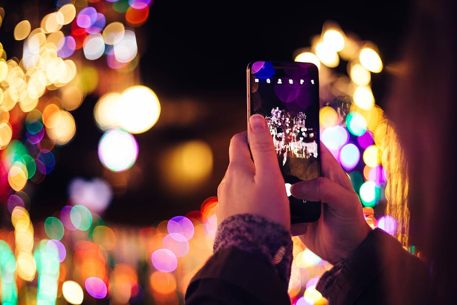 Bokeh Christmas, person holding black smartphone, camera, mobile phone HD wallpaper