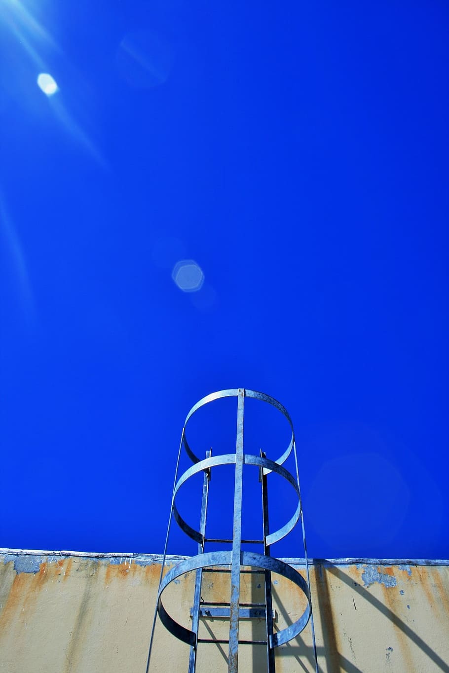 ladder, metal, wall, fixed, service, exterior, blue, sky, low angle view HD wallpaper