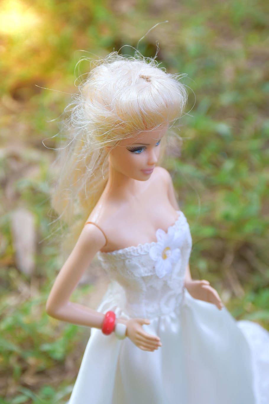bride, doll, pretty, garden, white, bright, green, blonde, one person HD wallpaper