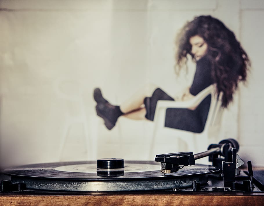 woman listening to musi, vinyl, record, music, turntable, tinge, HD wallpaper