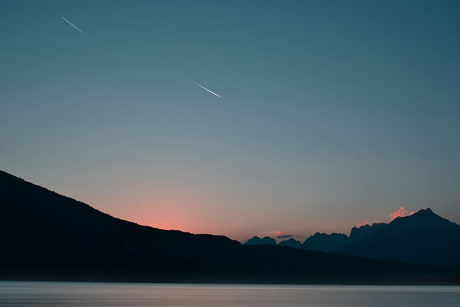 body of water under clear sky, mountains near body of water, sunset HD wallpaper
