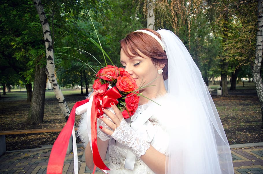 bridge smelling red rose bouquet during daytime, wedding, bride, HD wallpaper