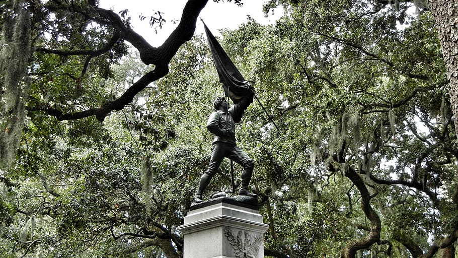 man holding flag statue under green trees, savannah, georgia HD wallpaper