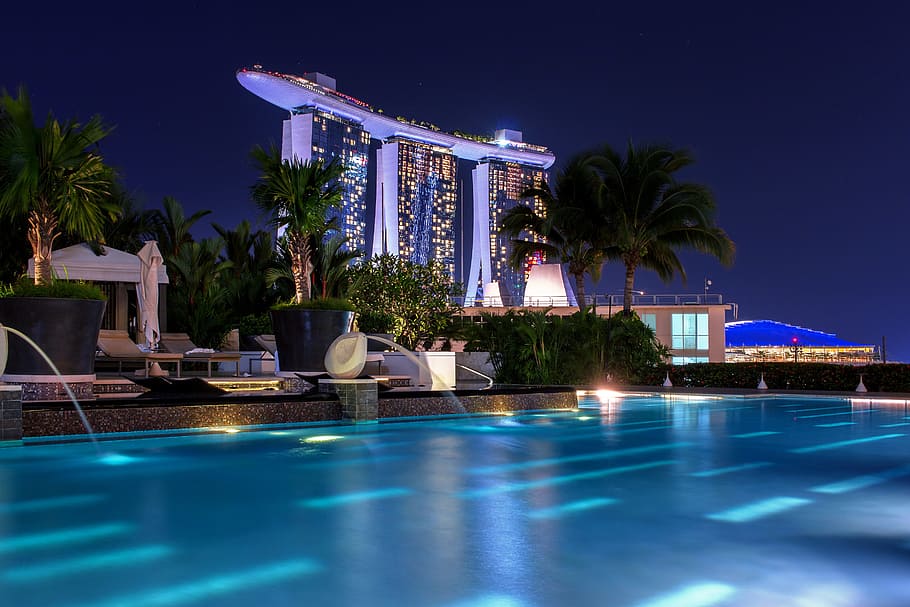 swimming pool near high-rise building during nighttime, Marina bay sands, HD wallpaper
