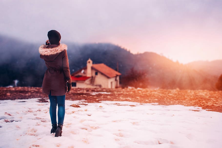 woman wearing parka hoodie standing in front of house, rule of thirds photography of woman facing backwards HD wallpaper