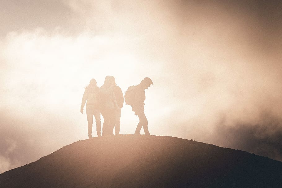 They made it to the top, silhouette of hikers on top of mountain with fogs HD wallpaper