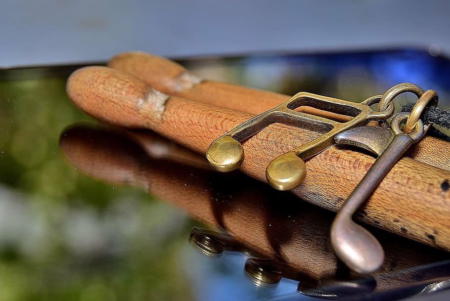 brass-colored music note keychain, battery, cellular, musical notes HD wallpaper