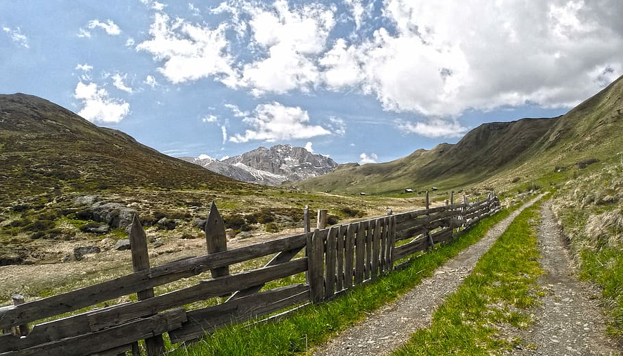 brown wooden fence on mountain, brown wooden fence at the foot of mountain under white and blue sky HD wallpaper