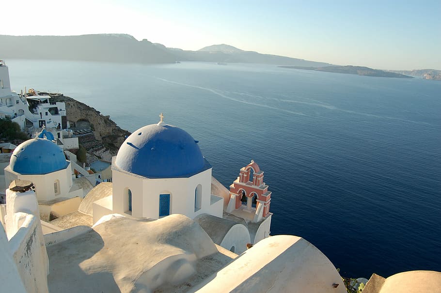 aerial photography of city, white and blue Santorini dome Greece near blue sea under white sky during daytime HD wallpaper