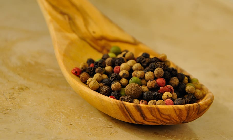 beads on brown wooden spoon, pepper, peppercorns, spice, pfefferkorn HD wallpaper
