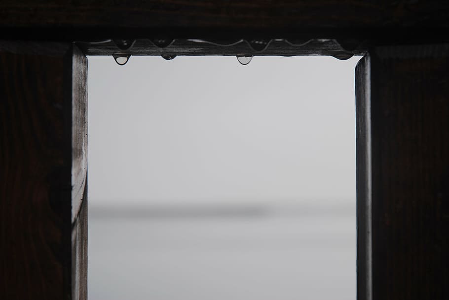 blur, droplets, focus, water drops, window, wood, copy space HD wallpaper