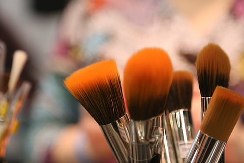 closed-up photo of brown and gray makeup brushes, cosmetic tools HD wallpaper
