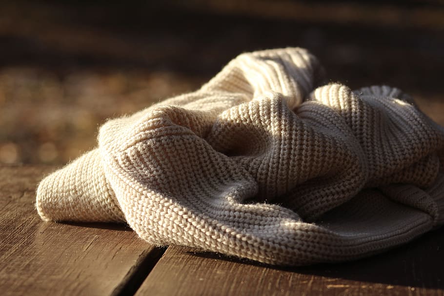 white textile on wooden plank, closeup photo of white crochet cloth on brown wood HD wallpaper