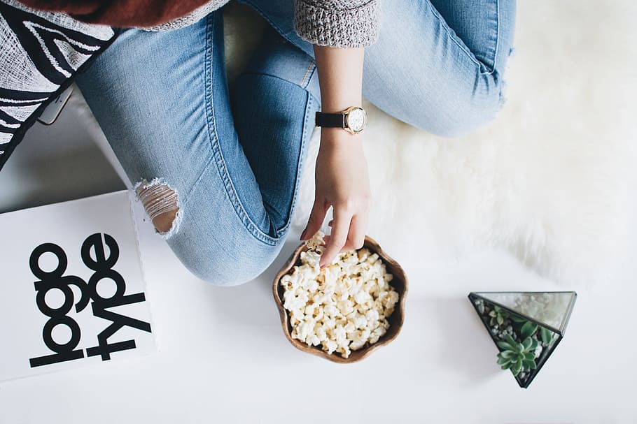 person holding popcorn on bowl, woman holding popcorn white sitting HD wallpaper