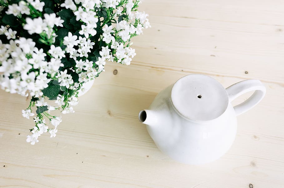 Summer flowers and teapot, nature, objects, cup, wood - Material HD wallpaper