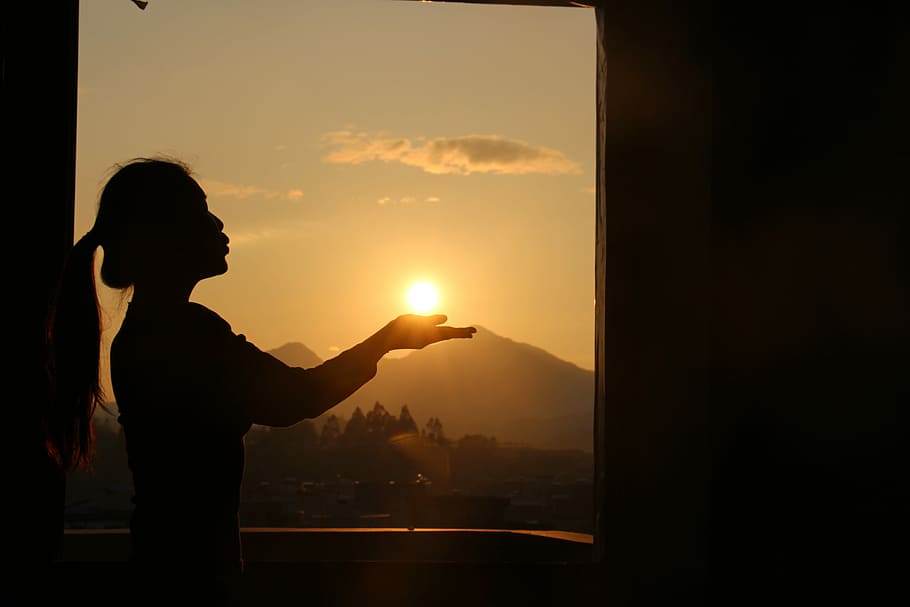 Silhouette, Twilight, Fresh, Sunset, woman, holding the sun HD wallpaper
