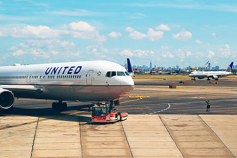 whgite United plane on park, white and gray airliner on hangar HD wallpaper