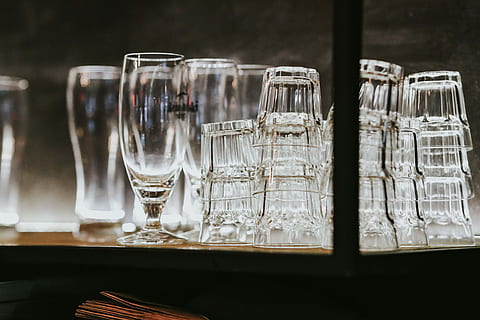 Interior of a pub, table, coffee, bar, glasses, drinks, alcohol HD wallpaper