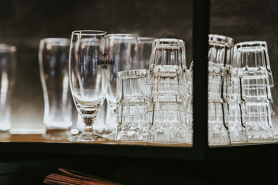 Interior of a pub, table, coffee, bar, glasses, drinks, alcohol HD wallpaper