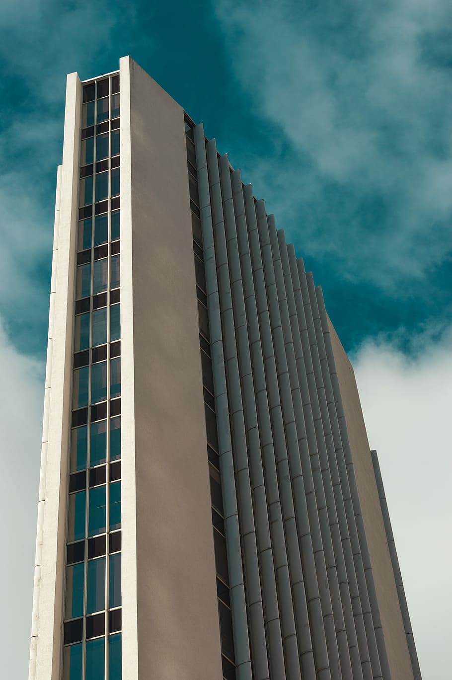 low angle photography of multi-story high rise building during daytime, low angle shot of white high-rise building HD wallpaper