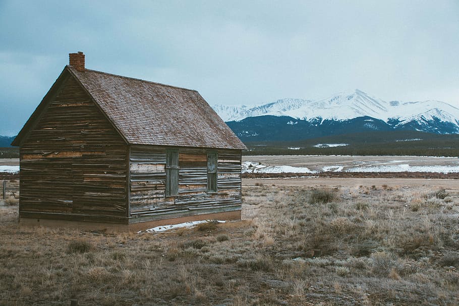 brown wooden house near mountain, highland, cloud, sky, landscape HD wallpaper