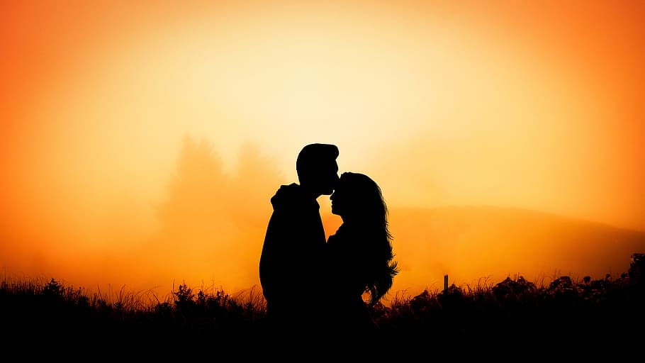 silhouette of man kissing on woman forehead, sunset, dawn, dusk, HD wallpaper