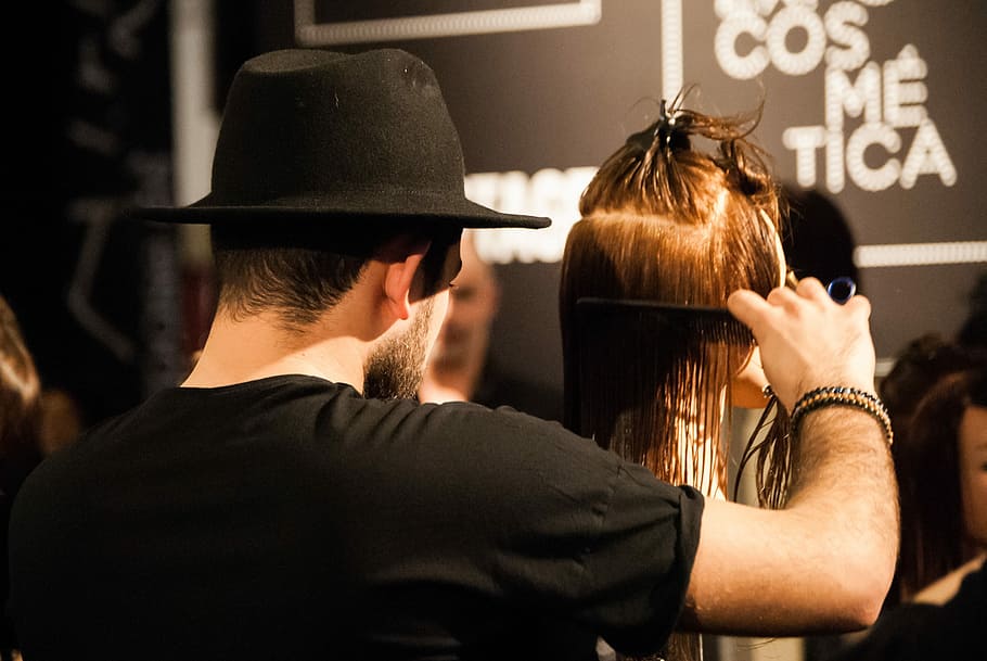 man combing woman's hair, Presentation, Model, expocosmética HD wallpaper
