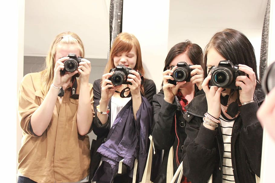 girls-canon-camera.jpg