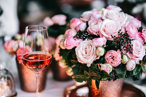 Christmas table decorations, table set, pink, holiday, glamour HD wallpaper