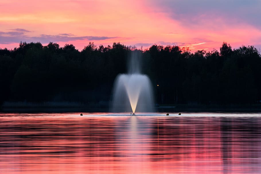 water fountain during sunset, fountain in middle of body of water during daytime HD wallpaper