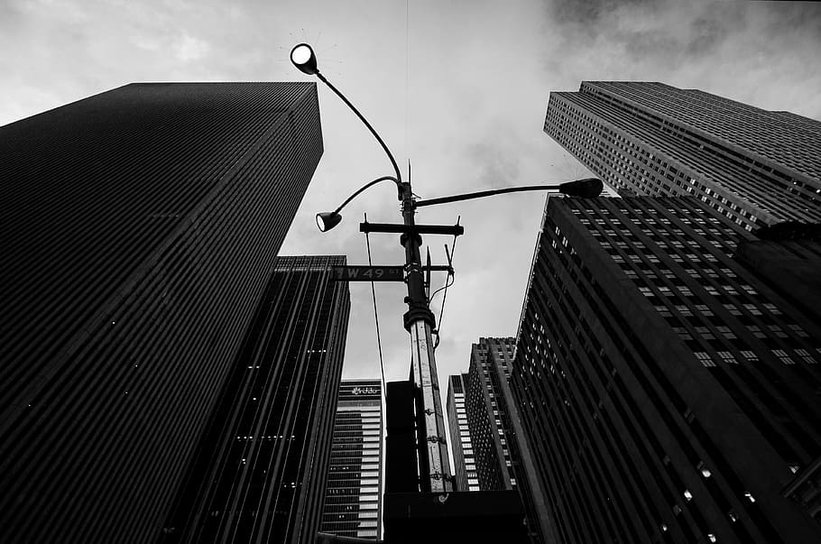 worm's eyeview of cityscape photography, black And White, skyscraper HD wallpaper