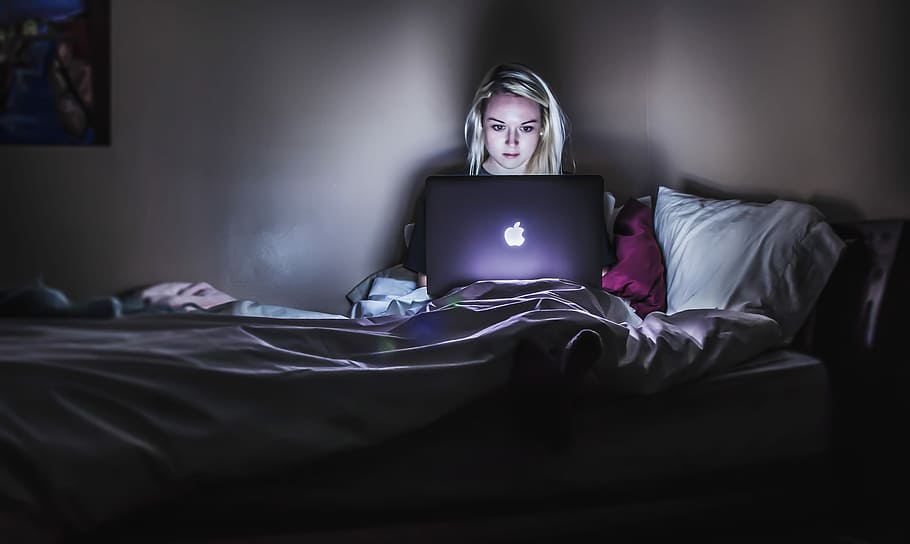 woman sitting on bed with MacBook on lap, woman using MacBook sitting on bed, HD wallpaper