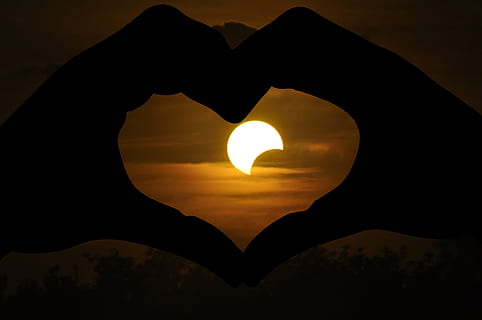 solar eclipse, love, heart, hand, evening, heart shape, human hand HD wallpaper
