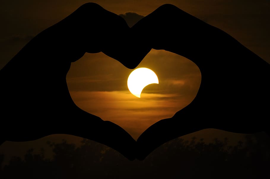 solar eclipse, love, heart, hand, evening, heart shape, human hand HD wallpaper